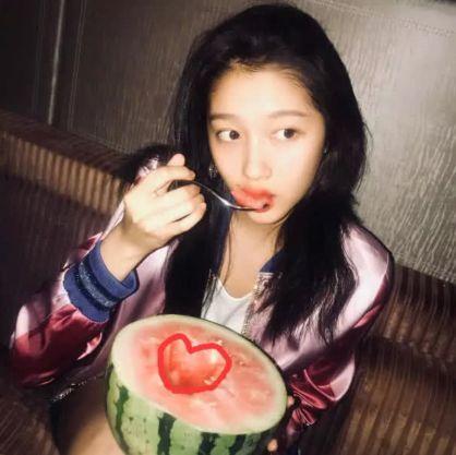 微博之夜关晓彤吃瓜,意外成为焦点！